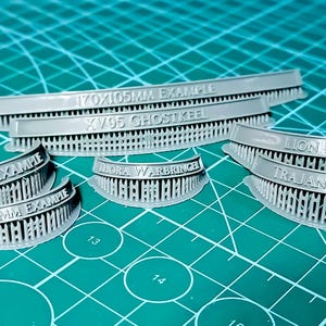 Placas de identificación personalizadas para bases en miniatura SIN PINTAR