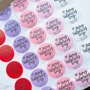 Puede incluir: Surtido de pegatinas redondas para el D&iacute;a de San Valent&iacute;n con el texto "Happy Valentine's Day" en fuente de letra cursiva negra. Las pegatinas est&aacute;n sobre un fondo blanco y vienen en varios colores, incluyendo rosa, rojo, morado y blanco.