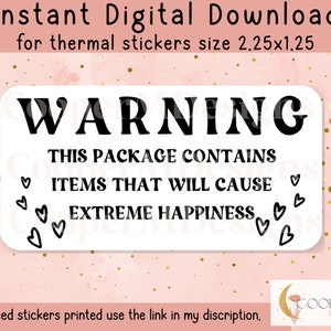 Puede incluir: Una pegatina blanca con el texto "WARNING" en la parte superior, seguido de "THIS PACKAGE CONTAINS ITEMS THAT WILL CAUSE EXTREME HAPPINESS". La pegatina está rodeada de pequeñas ilustraciones de corazones. El texto "Instant Digital Download" está en la parte superior.