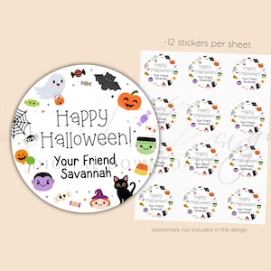 K&ouml;nnte beinhalten: Ein Bogen mit 12 runden Aufklebern zum Thema Halloween. Die Aufkleber sind wei&szlig; mit schwarzem Rand und zeigen verschiedene Halloween-Charaktere und -Objekte, darunter ein Geist, ein K&uuml;rbis, eine Spinne, eine Fledermaus, eine Hexe, ein Vampir, ein Maisgeb&auml;ck und eine schwarze Katze. Der Text "Happy Halloween! Your Friend, Savannah" ist auf den Aufklebern gedruckt.