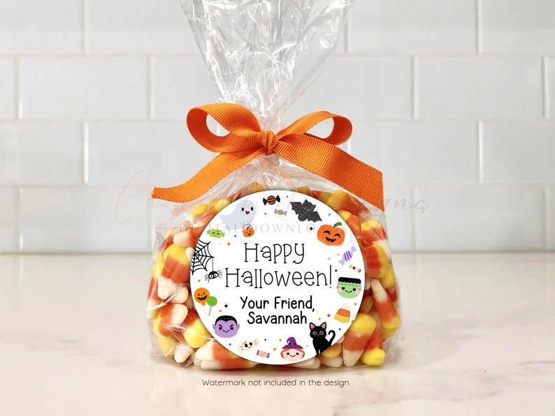 K&ouml;nnte beinhalten: Ein wei&szlig;er runder Aufkleber mit Halloween-Motiv. Er zeigt ein schwarzes Spinnennetz, ein Gespenst, einen K&uuml;rbis, eine Fledermaus, eine Hexe, einen Vampir, ein Monster, eine Katze und Maisbonbons. Der Text auf dem Aufkleber lautet "Happy Halloween! Dein Freund, Savannah".