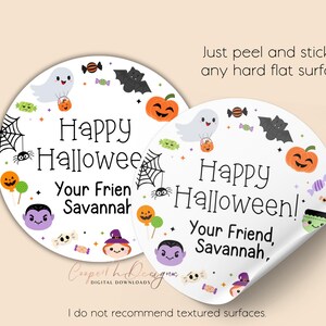 K&ouml;nnte beinhalten: Zwei runde wei&szlig;e Aufkleber mit Halloween-Motiv. Die Aufkleber zeigen verschiedene Halloween-Charaktere, darunter Geister, Flederm&auml;use, K&uuml;rbisse und S&uuml;&szlig;igkeiten. Der Text auf den Aufklebern lautet "Happy Halloween!" und "Dein Freund, Savannah".