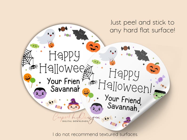 K&ouml;nnte beinhalten: Zwei runde wei&szlig;e Aufkleber mit Halloween-Motiv. Die Aufkleber zeigen verschiedene Halloween-Charaktere, darunter Geister, Flederm&auml;use, K&uuml;rbisse und S&uuml;&szlig;igkeiten. Der Text auf den Aufklebern lautet "Happy Halloween!" und "Dein Freund, Savannah".