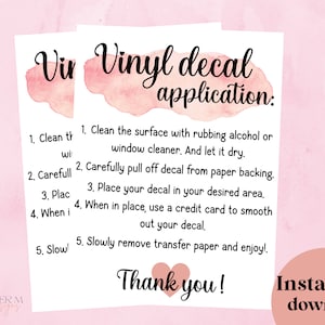 Może przedstawiać: Drukowana instrukcja w kolorze różowym i białym z tekstem "Aplikacja naklejki winylowej" i listą pięciu kroków dotyczących naklejania naklejki winylowej. Zawiera również tekst "Natychmiastowe pobranie".