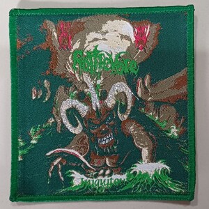 以下が含まれることがあります： 緑色の刺繍パッチ。白い角と血まみれの口を持つ白と茶色の悪魔が描かれている。悪魔は緑と白の葉で囲まれている。悪魔の上には緑と白で「Incantation」という文字が書かれており、悪魔の下には白で「Lauquitor」という文字が書かれている。