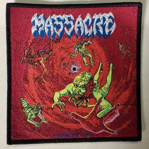 Puede incluir: Parche cuadrado con la palabra "MASSACRE" en blanco y azul, con un fondo rojo con ilustraciones de monstruos verdes y amarillos y el texto "FROM BEYOND". El parche tiene un borde negro.