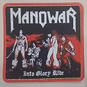 Könnte beinhalten: Quadratischer Aufnäher mit dem Wort "MANOWAR" in silbernen Buchstaben über einer Illustration von vier Figuren. Der Aufnäher hat einen schwarzen Hintergrund mit roten Akzenten und dem Text "Into Glory Ride" darunter. Er ist mit goldenen und roten Zierleisten eingefasst.