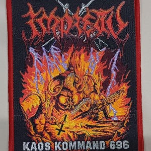 Puede incluir: Parche bordado con fondo negro y borde rojo. El diseño presenta una escena de fuego con una calavera, rayos y una ametralladora. El texto "KAOS KOMMAND 696" está en la parte inferior, con la palabra "Toxxed" en la parte superior.