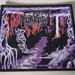 Może przedstawiać: Czarno-biały haftowany patch z nazwą zespołu "Children of the Scorn" i fioletowym i pomarańczowym tłem.