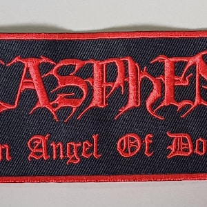 Broderad lapp med röd kant och "Fallen Angel of Doom"-motiv