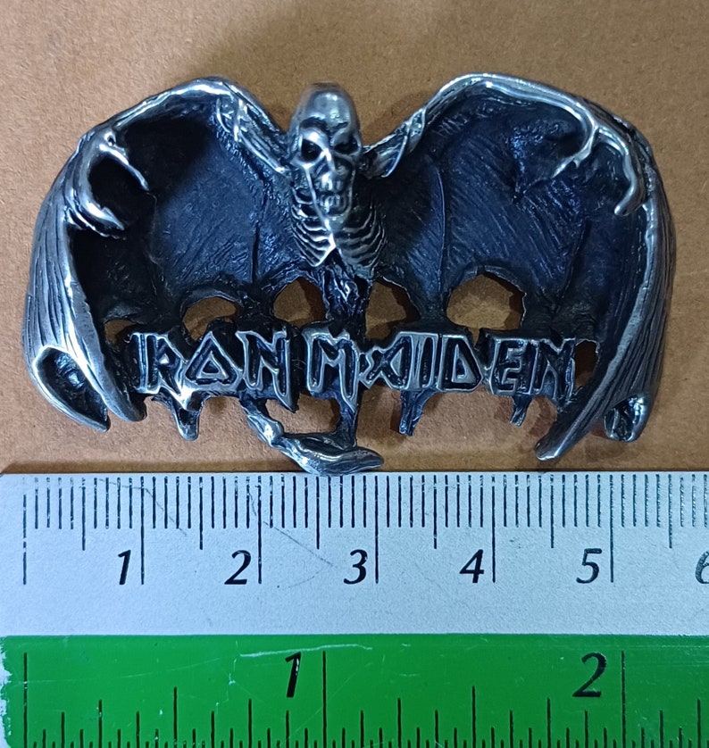 Raro IRON MAIDEN original vintage metal Pin dead stock insignia oficial de los años 90 copyright 1992 nwobhm hard rock imagen 2