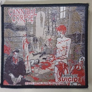 Könnte beinhalten: Quadratischer Aufnäher mit dem Schriftzug "CANNIBAL CORPSE" in Rot, über einer grafischen Szene mit Figuren und den Worten "Gallery of SUICIDE". Der Aufnäher hat einen schwarzen Rand und eine gewebte Textur.