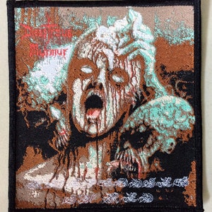 Puede incluir: Parche bordado negro con una imagen blanca y marrón de una cara gritando con sangre goteando. El texto "Deaftones Murmur" es visible en la parte superior del parche.