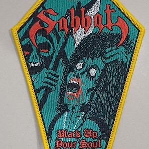 Può includere: Toppa ricamata con sfondo turchese e bordo giallo. La toppa presenta la parola "Sabbat" in rosso e una grafica di una figura urlante con sangue e un teschio. Il testo in basso recita "Black Up Pour Soul".