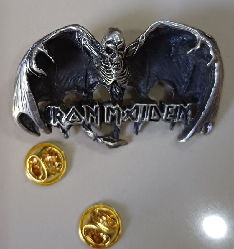 Raro IRON MAIDEN original vintage metal Pin dead stock insignia oficial de los años 90 copyright 1992 nwobhm hard rock imagen 3