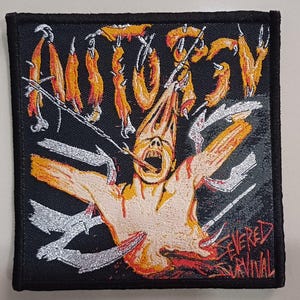 Könnte beinhalten: Ein schwarzer gestickter Patch mit dem Wort "AUTOPSY" in orangefarbenen und gelben Buchstaben. Der Patch zeigt eine Grafik einer Person, deren Haut zurückgezogen wird und eine blutige und grausame Szene enthüllt. Der Text "SEVERED SURVIVAL" ist in weißen Buchstaben in der rechten unteren Ecke des Patches geschrieben.