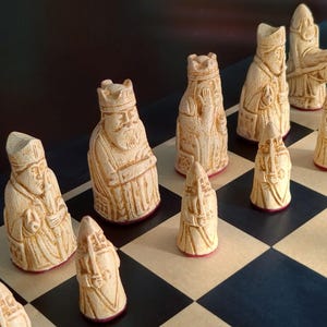 Mini set di scacchi dell'Isola di Lewis / 32 pezzi di scacchi medievali fatti a mano / Pietra fusa, infeltrita / Spedizione gratuita / Tariffe USA prepagate / Solo pezzi