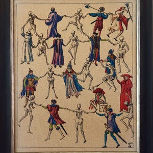 Op de afbeelding: Een ingelijste print met een Danse Macabre-illustratie op een getextureerde beige achtergrond. Het kunstwerk toont een cirkelvormige processie van skeletten en diverse figuren in kleurrijke middeleeuwse kleding, waaronder een nar en edellieden, die elkaars hand vasthouden.