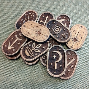 13 Hexenrunen Set & Beutel | Geätztes Wahrsagungs-Set aus Holz | Zauberei | Wicca | Ritual Altar Werkzeuge | Okkult | Esoterik | Metaphysisch