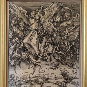 Peut inclure: Une gravure sur bois encadrée en noir et blanc représentant une bataille entre des personnages ailés et un dragon. La figure centrale tient une longue lance, tandis que d'autres manient des épées et des boucliers. Un paysage avec une rivière.