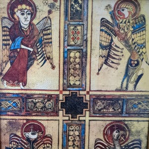 Peut inclure: Illustration d&eacute;taill&eacute;e divis&eacute;e en quatre parties, chacune pr&eacute;sentant des figures religieuses avec des aur&eacute;oles et des ailes. L'&oelig;uvre utilise une palette de rouges, de bleus et d'or, avec des motifs et des dessins complexes.