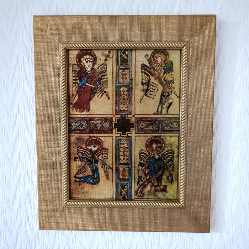 Peut inclure: &OElig;uvre d'art encadr&eacute;e avec quatre illustrations d'anges dans une grille. Les anges, avec des ailes et des halos, sont en rouge, bleu et or. Le cadre dor&eacute; a une bordure en forme de corde. Forme rectangulaire.