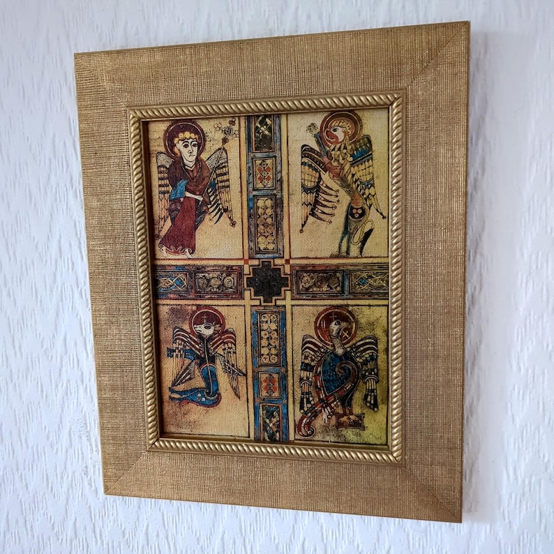 Peut inclure: Une &oelig;uvre d'art encadr&eacute;e avec quatre panneaux repr&eacute;sentant des anges. Le cadre dor&eacute; a une surface textur&eacute;e et une bordure en forme de corde. Les illustrations d'anges sont de diff&eacute;rentes couleurs, dont le rouge, le bleu et le jaune. C'est une pi&egrave;ce d&eacute;corative.