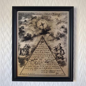 Op de afbeelding: Een zwart-witte vintage gravure van een religieuze scène met een kruis bovenaan een driehoek. De tekst luidt "P. S.Chap. de Rofecroix etabli Paris par les V.M. des L.R. de France. M&TRE.Ch. Vous êtes couli de la part da T. SPSGMR C.P M.Libre d'Hér..... de vous trouver Jeudi 25 du présent à var heart précisce che le F. flamendol Rule de da grande fundere pour assister ad S. Chap. qui se tiendra le dit jour La présence d'un aussi R. Ch? nous cat absolument nécessaire pour celebrer nos S. M. Je suis par les Nombres 7WT.CF. Ch? nou P. VOSKP Votre tres Affectionné Serviteur CF ch? Lobet"