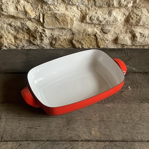 Vintage gryta eller stekpanna, rött och vitt emaljgods från mitten av århundradet