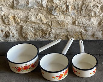 casseroles en émail blanc vintage, casseroles du milieu du siècle décorées de fleurs