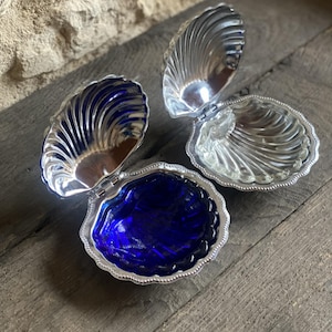 Burriera vintage a forma di conchiglia, in metallo con vassoio in vetro blu o trasparente