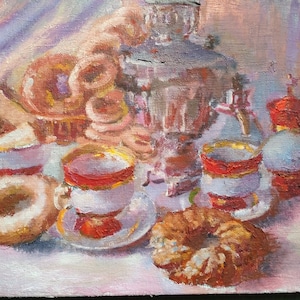 Puede incluir: Una pintura de bodegón de un samovar ruso tradicional con tazas de té y pasteles. El samovar es de plata con detalles intrincados y está rodeado de tazas de té rojas y blancas, un plato de rosquillas y un pastel con un agujero en el centro.