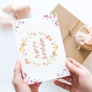 Cartão de aniversário para impressão com estampa floral. 13 x 18 cm. Download instantâneo. Baixe, imprima e recorte.