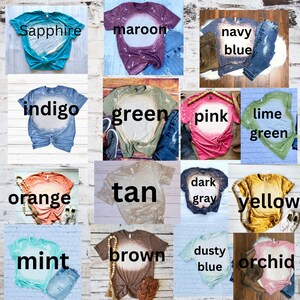 K&ouml;nnte beinhalten: Eine Sammlung von 16 gebleichten T-Shirts in verschiedenen Farben, darunter Saphir, Rotbraun, Marineblau, Indigo, Gr&uuml;n, Rosa, Limettengr&uuml;n, Orange, Braun, Dunkelgrau, Gelb, Mint, Braun, Staubblau und Orchidee. Die Shirts sind in einem Raster auf einem wei&szlig;en Ziegelhintergrund angeordnet.
