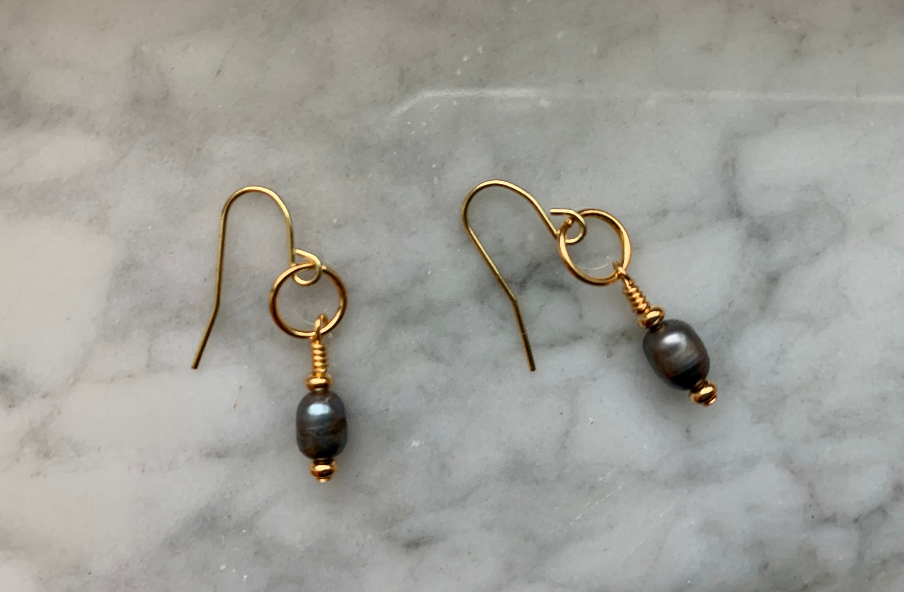 Boucles d’Oreilles en Or Ornées de Perles Noires