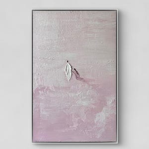 Pode incluir: Obra de arte abstrata em uma moldura retangular. A obra apresenta um fundo rosa claro texturizado com pinceladas brancas e rosa mais escuras. Uma forma branca em forma de folha e uma linha rosa escuro s&atilde;o pintadas no topo.