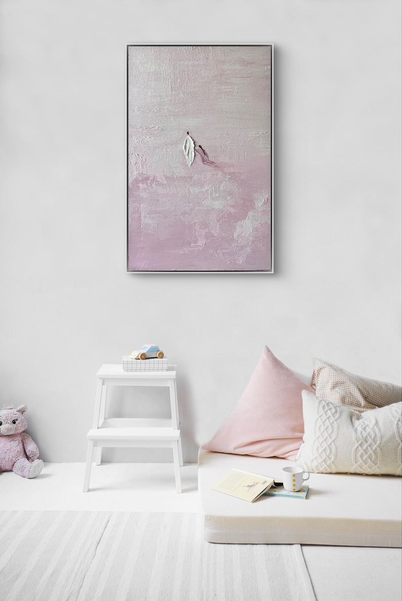 Pode incluir: Obra de arte abstrata emoldurada em prata. A pintura apresenta uma paleta texturizada em rosa claro e branco com formato de folha. A obra est&aacute; pendurada acima de um banco branco e uma cama pequena com almofadas.