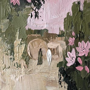 Op de afbeelding: Een olieverfschilderij op doek met dikke, getextureerde impasto-penseelstreken in tinten olijfgroen, zachtroze en crème. De compositie toont twee kleine figuren die naar een cirkelvormige stenen structuur lopen, omringd door roze bloemaccenten.