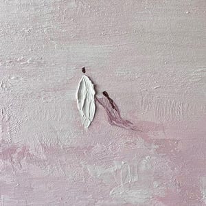 Pode incluir: Pintura abstrata com um fundo rosa claro texturizado. Uma forma branca em forma de folha e uma forma marrom-p&uacute;rpura s&atilde;o pintadas na superf&iacute;cie. A obra de arte tem um estilo minimalista.