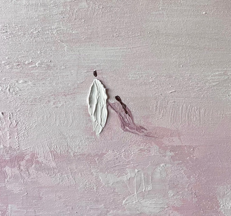 Pode incluir: Pintura abstrata com um fundo rosa claro texturizado. Uma forma branca em forma de folha e uma forma marrom-p&uacute;rpura s&atilde;o pintadas na superf&iacute;cie. A obra de arte tem um estilo minimalista.