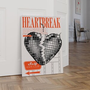 Pode incluir: Um cartaz branco com o texto "HEARTBREAK HOTEL" em letras vermelhas. Um cora&ccedil;&atilde;o partido feito de azulejos espelhados est&aacute; no centro do cartaz. O texto "Self Love Club" est&aacute; em uma placa vermelha com uma seta apontando para a esquerda.