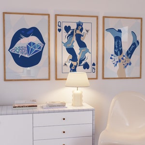 Set van 3 marineblauwe slaapzaalposters | Lippen met diamantprint Queen od Hearts kaart cowgirl-laarzen | Chique meisje | Moderne preppy muurkunst slaapzaal