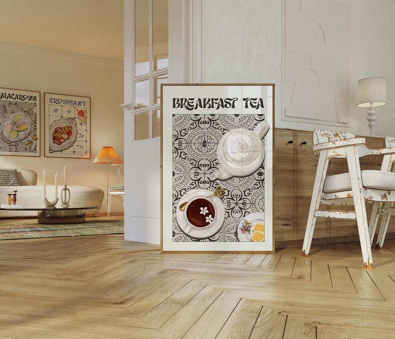Puede incluir: Un p&oacute;ster en blanco y negro con el texto "Breakfast Tea" en una fuente decorativa. El p&oacute;ster presenta una tetera blanca y una taza de t&eacute; con flores sobre un fondo de azulejos con patrones.