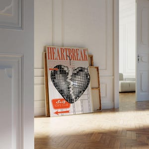 Pode incluir: Um p&ocirc;ster com um cora&ccedil;&atilde;o de bola de discoteca quebrado e o texto "HEARTBREAK HOTEL" e "Self Love Club" com uma seta apontando para a direita.