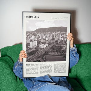 Poster d'epoca di Medellín, Colombia / Stampa artistica di viaggio con lo skyline delle scale mobili della Comuna 13