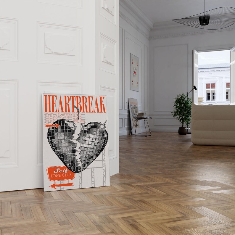 Pode incluir: Um cartaz branco com o texto "HEARTBREAK HOTEL" em letras vermelhas. Um cora&ccedil;&atilde;o partido feito de azulejos espelhados est&aacute; no centro do cartaz. O texto "Self Love Club" est&aacute; em uma placa vermelha com uma seta apontando para a esquerda.