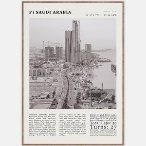 K&ouml;nnte beinhalten: Schwarz-Wei&szlig;-Poster des F1-Rennens von Saudi-Arabien in Dschidda. Das Bild zeigt eine Stadtlandschaft mit einer Autobahn, Text mit Details zum Rennen und ein Streckenlayoutdiagramm. Das Poster ist gerahmt.