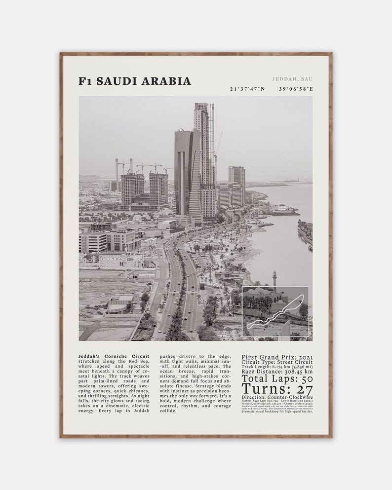 K&ouml;nnte beinhalten: Schwarz-Wei&szlig;-Poster des F1-Rennens von Saudi-Arabien in Dschidda. Das Bild zeigt eine Stadtlandschaft mit einer Autobahn, Text mit Details zum Rennen und ein Streckenlayoutdiagramm. Das Poster ist gerahmt.