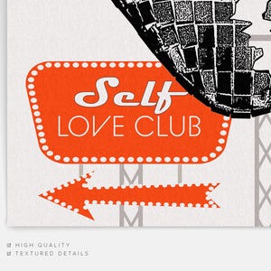 Pode incluir: Uma placa laranja de estilo retro com bolinhas brancas e o texto "Self Love Club" em branco. Uma ilustra&ccedil;&atilde;o em preto e branco de uma nave espacial voa sobre a placa, apontando para a placa com uma seta laranja.