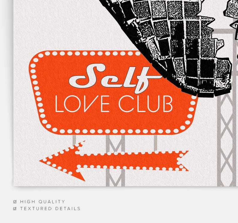 Pode incluir: Uma placa laranja de estilo retro com bolinhas brancas e o texto "Self Love Club" em branco. Uma ilustra&ccedil;&atilde;o em preto e branco de uma nave espacial voa sobre a placa, apontando para a placa com uma seta laranja.